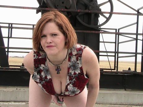 Attraktiv canadisk cougar Misha milf fremhæver sine store bryster og spreder sin barberede fisse