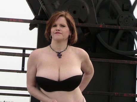 Attraktiv canadisk cougar Misha milf fremhæver sine store bryster og spreder sin barberede fisse