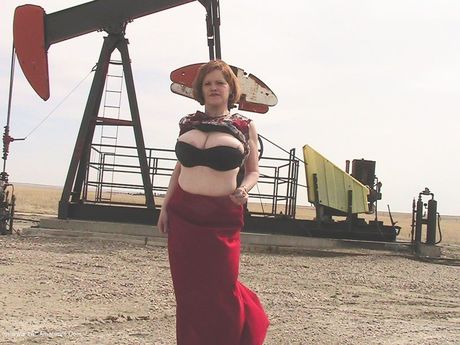 Attraktiv canadisk cougar Misha milf fremhæver sine store bryster og spreder sin barberede fisse