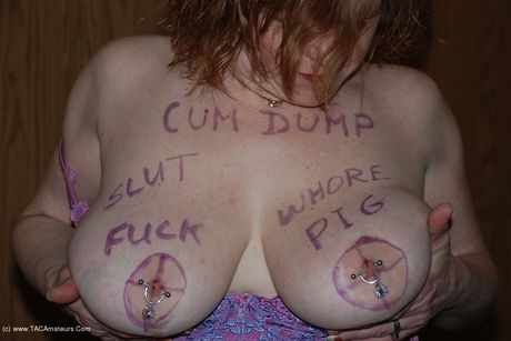 Henrivende canadisk MILF Misha Milf praler med sine fantastiske meloner og poserer i en lænket stilling