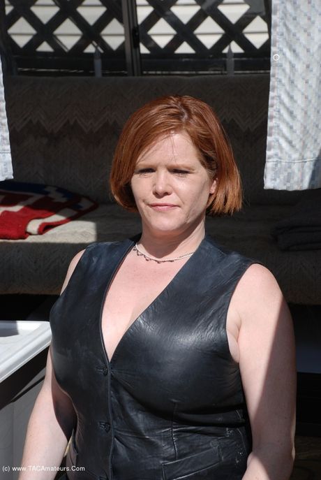 Fræk MILF Misha Milf viser sine fantastiske bryster og sin trimmede fisse