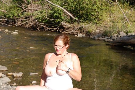 かわいいカナダの成熟したミシャ・ミルフは彼女の大きな胸を披露し、野生の中で指で自分自身を弄ぶ