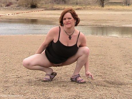 胸部豐滿的業餘熟女 Misha Milf 在海灘上玩弄她的淫蕩陰部