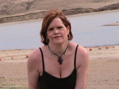 胸部豐滿的業餘熟女 Misha Milf 在海灘上玩弄她的淫蕩陰部