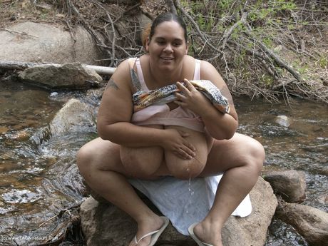 破壊的なアマチュアの曲線美のベイビーガールが服を脱いで屋外で大きなメロンを披露