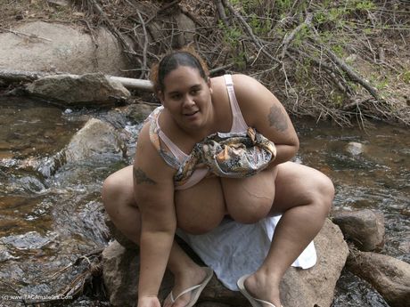 破壊的なアマチュアの曲線美のベイビーガールが服を脱いで屋外で大きなメロンを披露