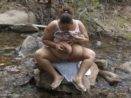 破壊的なアマチュアの曲線美のベイビーガールが服を脱いで屋外で大きなメロンを披露