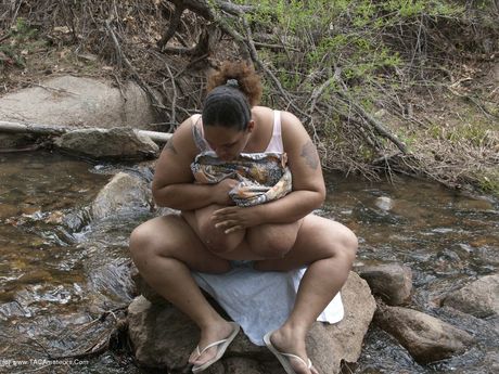 破壊的なアマチュアの曲線美のベイビーガールが服を脱いで屋外で大きなメロンを披露