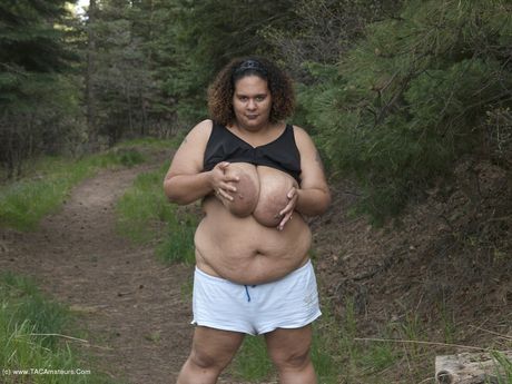 曲線玲瓏的小女孩在鄉下脫衣舞秀出她的大胸脯