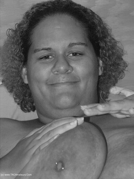 Kurvet amatør Kurvet babypige viser sine store meloner og fingre i våd fisse