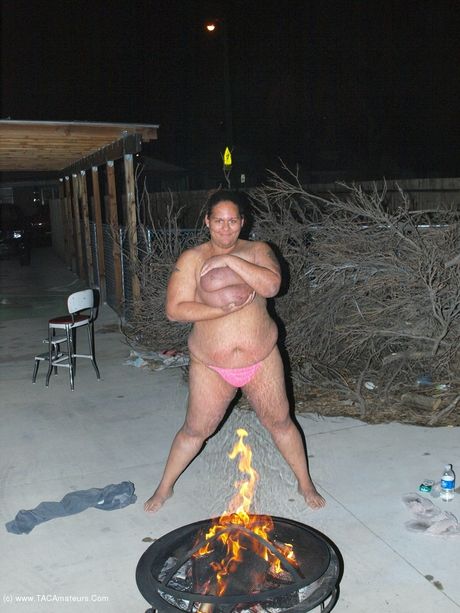 曲線美のアマチュアベイビー、曲線美のベイビーガールが服を脱いでセクシーなお尻を披露