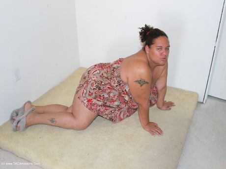 Kurvet amatør Kurvet babypige viser sine fantastiske bryster og røv frem før hun onanerer