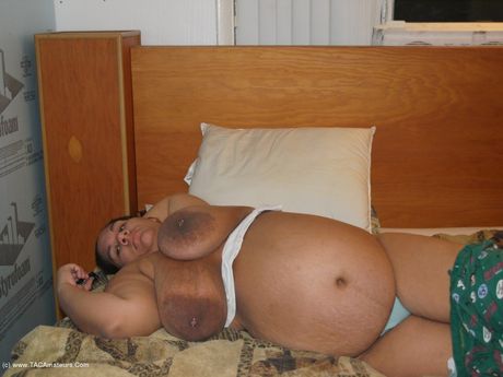 Kurvet Baby Girl viser sine fantastiske meloner og viser sin varme røv