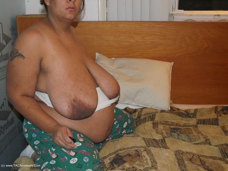 Kurvet Baby Girl viser sine fantastiske meloner og viser sin varme røv