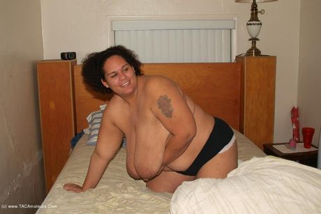 曲線美的豐滿女孩露出了她驚人的乳房並張開了她的陰唇