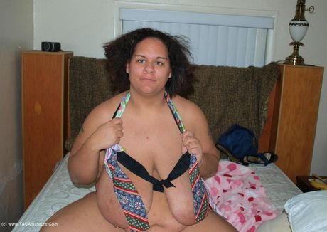 曲線美的豐滿女孩露出了她驚人的乳房並張開了她的陰唇