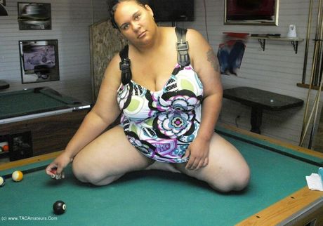 曲線美的豐滿女孩露出了她驚人的乳房並張開了她的陰唇