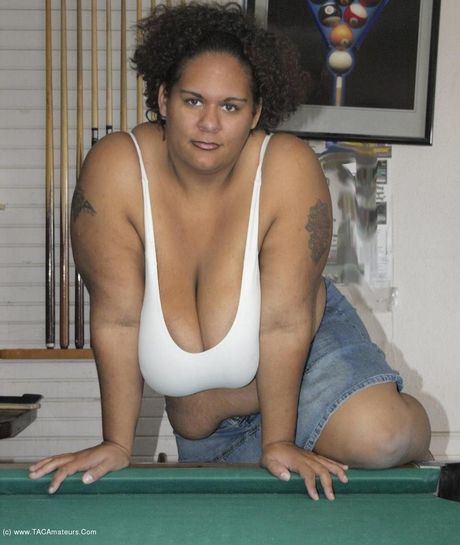 曲線美的豐滿女孩露出了她驚人的乳房並張開了她的陰唇