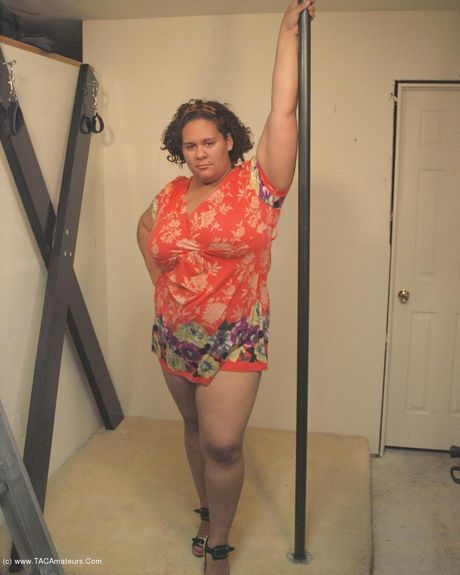 曲線美的豐滿女孩露出了她驚人的乳房並張開了她的陰唇