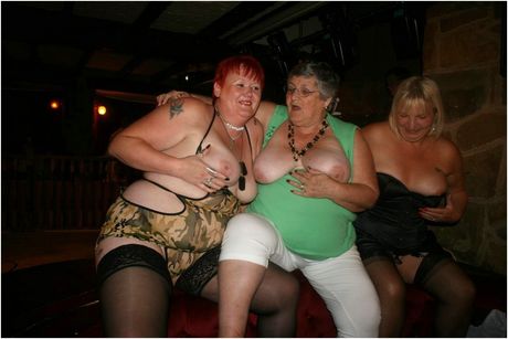 紅髮素人 Libby 展示她巨大的乳房並穿著絲襪擺姿勢