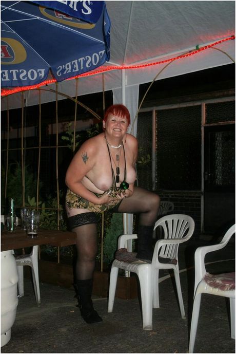 紅髮素人 Libby 展示她巨大的乳房並穿著絲襪擺姿勢