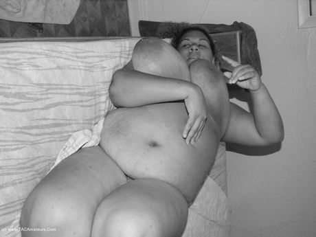 曲線美のベイビーガールが暗い部屋で巨大なおっぱいとお尻を披露