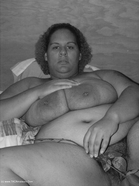 曲線美のベイビーガールが暗い部屋で巨大なおっぱいとお尻を披露