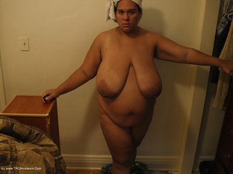 曲線玲瓏的豐滿美女曲線玲瓏的寶貝女孩炫耀她的大胸部和剃光的陰部