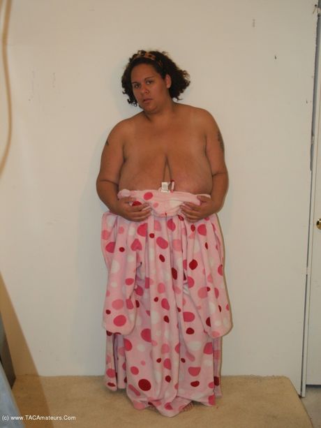 曲線美的業餘曲線美寶貝女孩在自慰前展示了她令人驚嘆的乳房和臀部