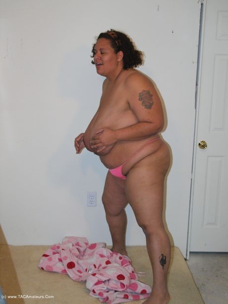 曲線美的業餘曲線美寶貝女孩在自慰前展示了她令人驚嘆的乳房和臀部