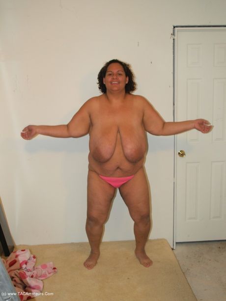 曲線美的業餘曲線美寶貝女孩在自慰前展示了她令人驚嘆的乳房和臀部