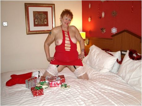 成熟的英國女士 Val 展示她的大乳房並穿著絲襪擺姿勢