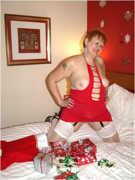 成熟的英國女士 Val 展示她的大乳房並穿著絲襪擺姿勢