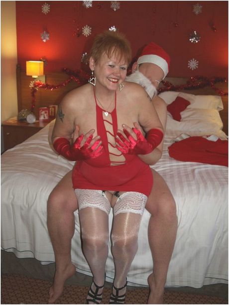 成熟的英國女士 Val 展示她的大乳房並穿著絲襪擺姿勢