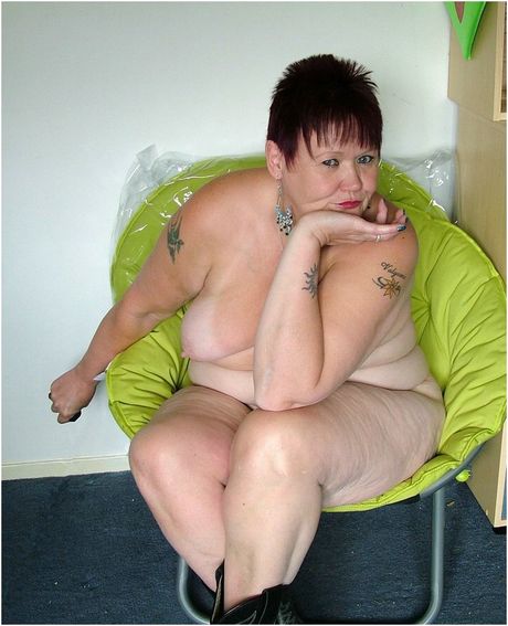 英國金髮女郎 Val 脫光衣服，只剩靴子，用手指自慰