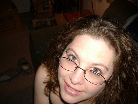 いたずらな熟女かわいい熟女エイミーはペニスをしゃぶり、顔に精子をかけられます