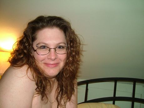 いたずらな熟女かわいい熟女エイミーはペニスをしゃぶり、顔に精子をかけられます