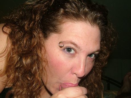 いたずらな熟女かわいい熟女エイミーはペニスをしゃぶり、顔に精子をかけられます