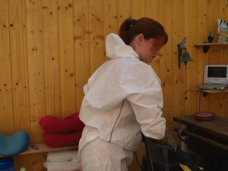 A: Førsteklasses britisk milf Angel Eyes demonstrerer sine store bryster og røv, før hun nøgner sig i en pool