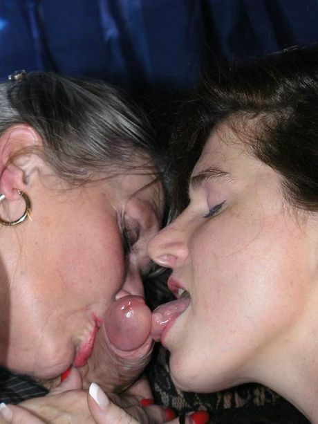 Blond britisk mor Angel Eyes har sex med en mand og en transkønnet kvinde