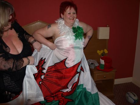 紅髮奶奶瓦爾在獨奏中展示她的大乳房和玩弄她的陰部