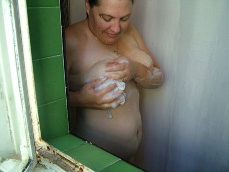 Voksen amerikansk dame Sød milf Amy bliver nøgen under brusebad