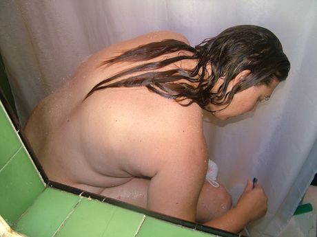 Voksen amerikansk dame Sød milf Amy bliver nøgen under brusebad