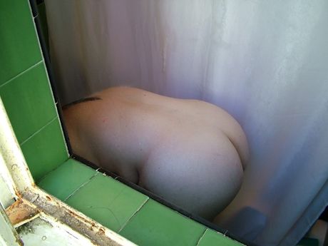 Voksen amerikansk dame Sød milf Amy bliver nøgen under brusebad