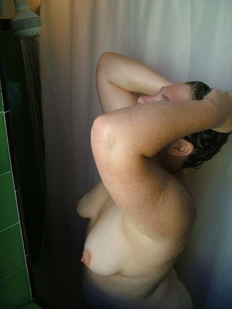 Voksen amerikansk dame Sød milf Amy bliver nøgen under brusebad