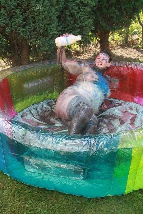 身材豐滿的英國熟女 Val 穿著漁網襪擺姿勢，炫耀她迷人的胸部和臀部