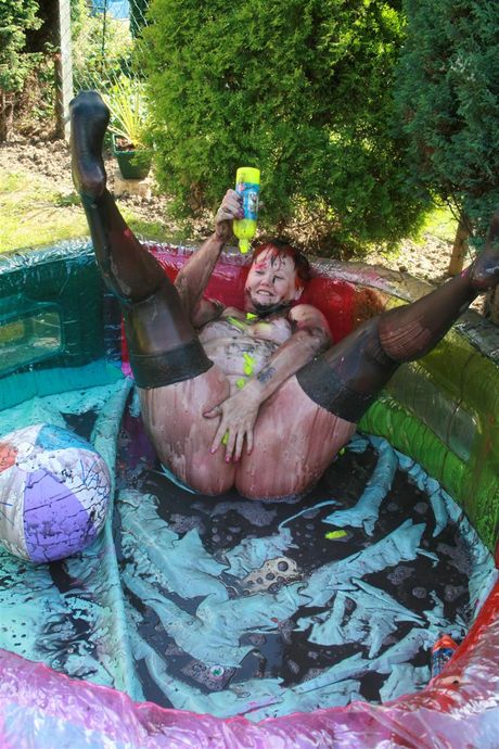 英國老太太 Val 在鄉下展示她迷人的乳房和臀部