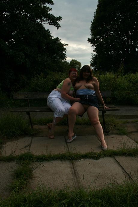 豐滿的老奶奶瓦爾在森林裡被操她的大奶子和屁股