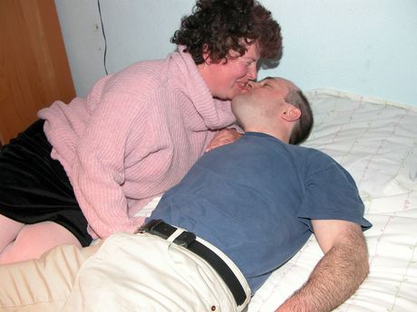 Amatør Cougar Sue får sin twat penetreret af en liderlig fyr