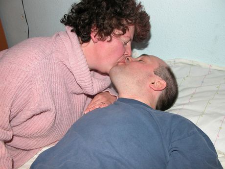 業餘熟女蘇被一個淫蕩的帥哥插入陰道